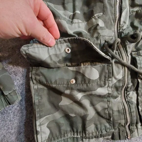 OLD NAVY Women’s Army Camo Flag Utility Full Zip Jacket Flap pockets Sz XS Small - Picture 6 of 13